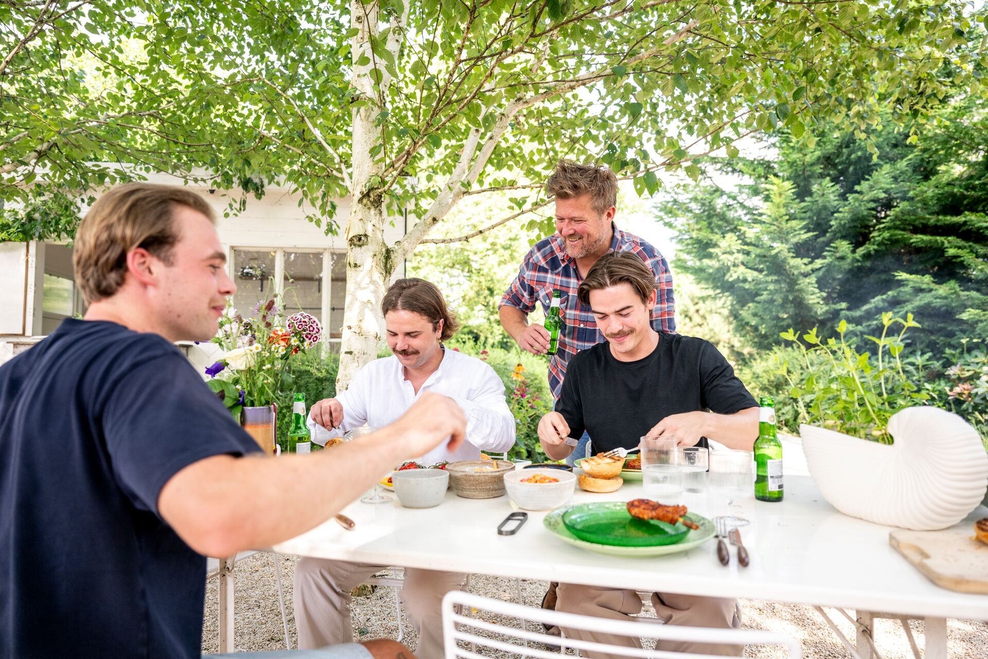 Gemakkelijk een groene en volle grasmat Thumb